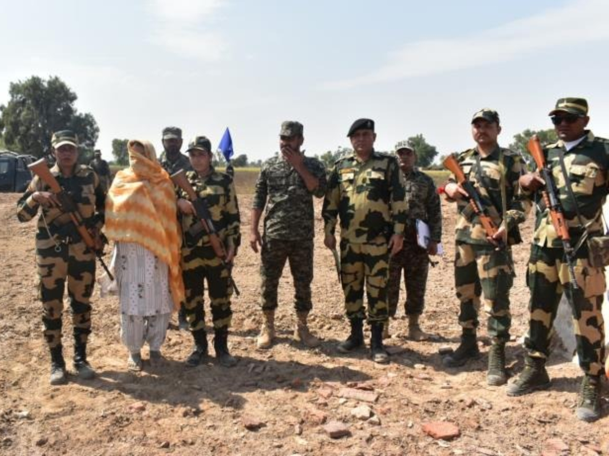 पाकिस्तानी महिला हुमारा के साथ BSF के जवान पाकिस्तानी महिला हुमारा के साथ BSF के जवान