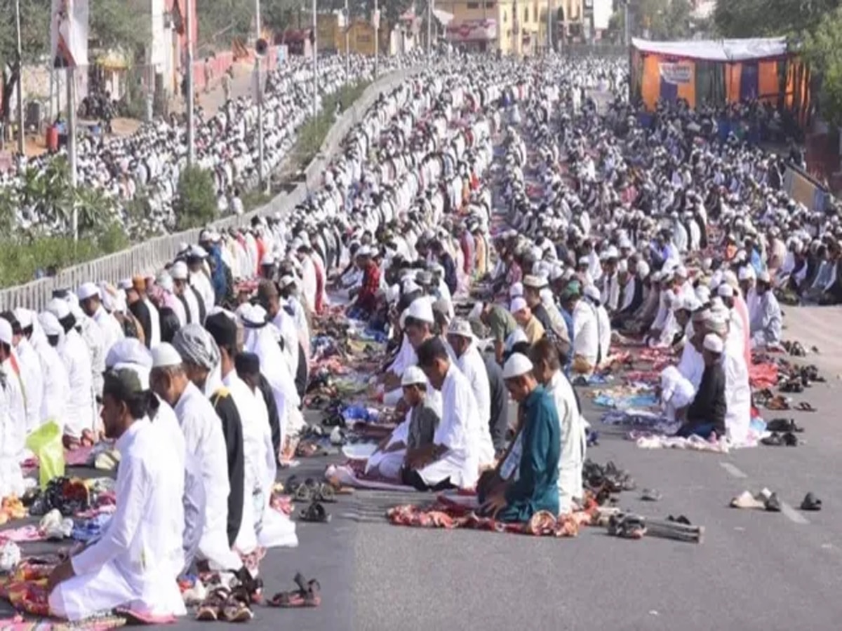 Namaz: ट्रैफिक रोकना पड़ेगा महंगा, सड़क पर नमाज पढ़ने वालों पर लगेगा हज बैन