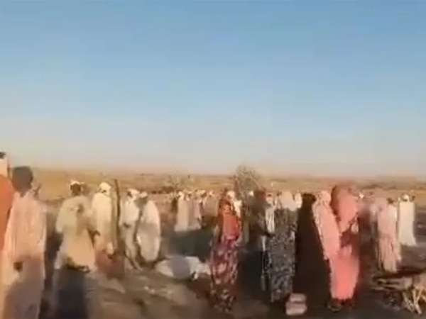 एल- फैशेर बाजार में हवाई हमले में 54 की मौत