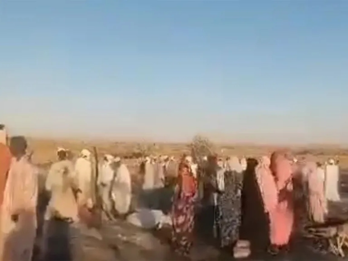 एल- फैशेर बाजार में हवाई हमले में 54 की मौत एल- फैशेर बाजार में हवाई हमले में 54 की मौत