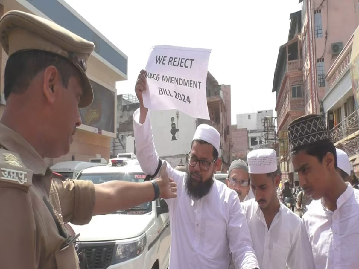 वक्फ बिल के विरोध में अलविदा नमाज बनी सियासी संदेश! सरकार को दी चेतावनी वक्फ बिल के विरोध में अलविदा नमाज बनी सियासी संदेश! सरकार को दी चेतावनी