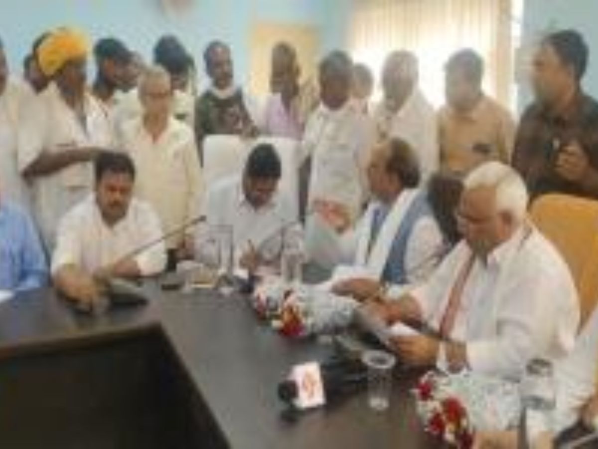 Dholpur News: विद्युत निगम कार्यालय में गृह राज्य मंत्री जवाहर सिंह बेढम ने की जनसुनवाई, बिजली उपभोक्ताओं को मिली राहत