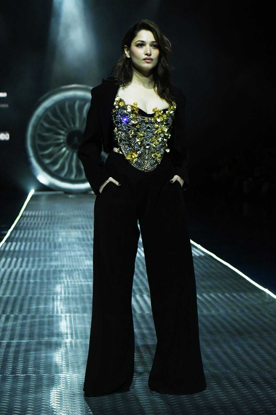 तमन्ना ने अपनी खूबसूरती से बिखेरा रैंप पर जलवा