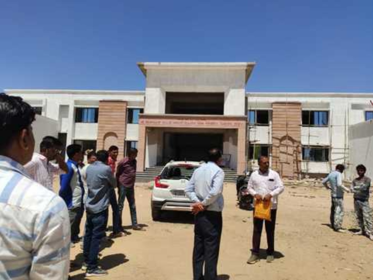 Jalore News: केंद्राधीक्षक की गाड़ी पर छात्रों ने पत्थरो से किया हमला,गाड़ी के शीशे टूटे,मामला करवाया दर्ज