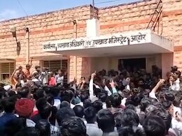 Jalore News: विशेष समुदाय के युवक के दबाव में आकर नाबालिग ने दी जान, सर्व समाज के लोगों ने आहोर उपखण्ड पर किया विरोध प्रदर्शन