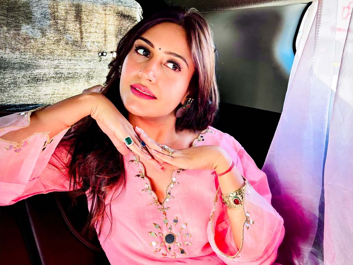 खूबसूरत लग रही हैं सुरभि चंदना