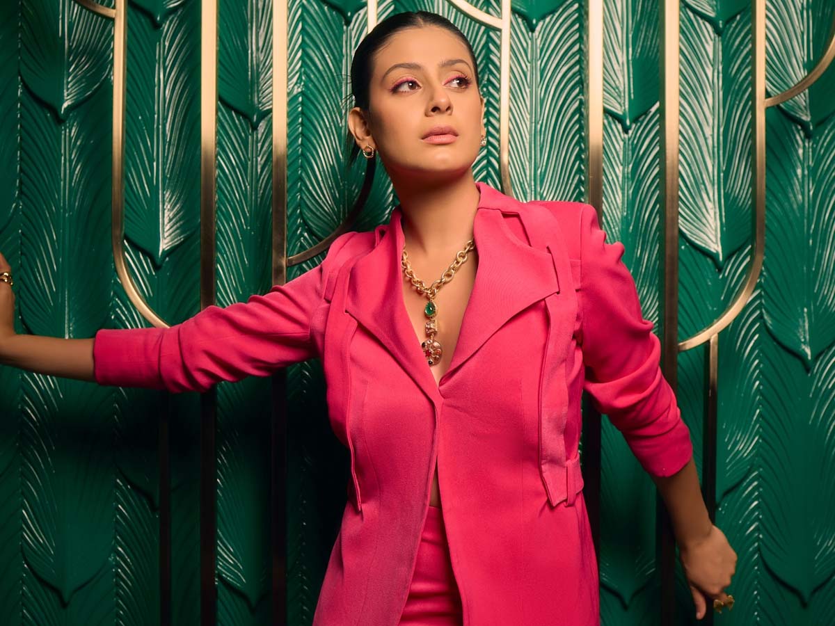 लोगों को पसंद आया ईशा मालवीय का लेडी बॉस लुक