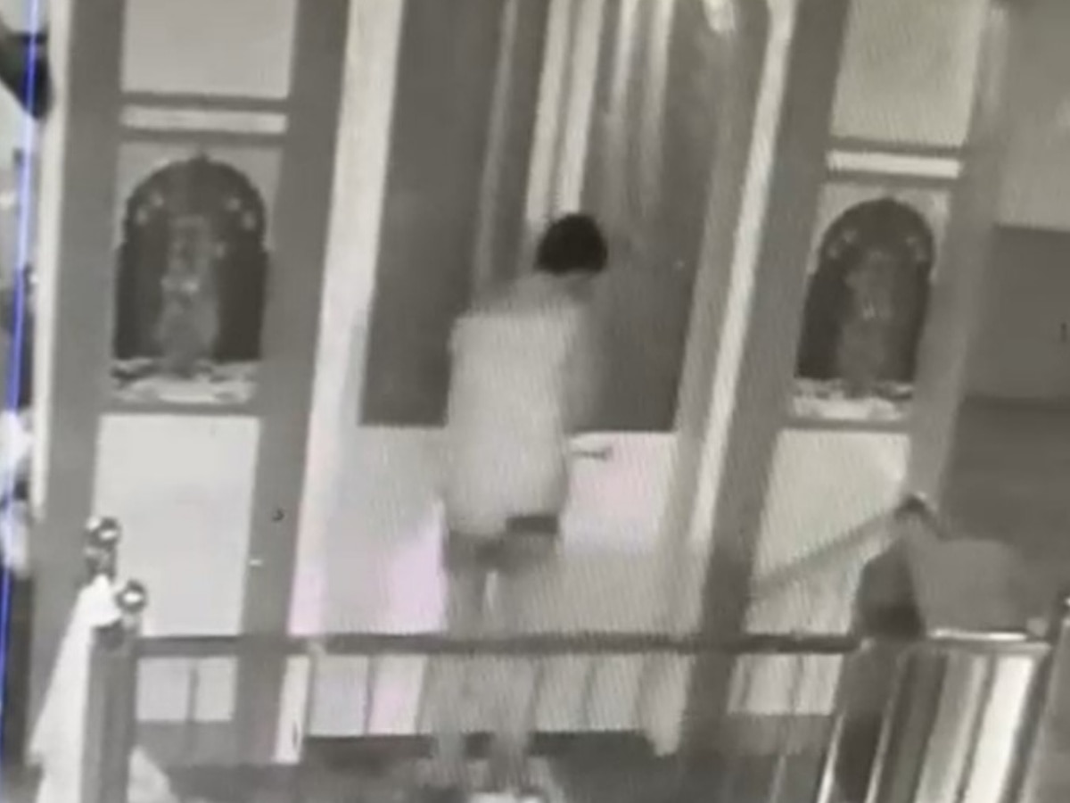 Sikar News: चोरों ने दो मंदिरों में वारदात को दिया अंजाम, सीसीटीवी कमरे में कैद हुई घटना