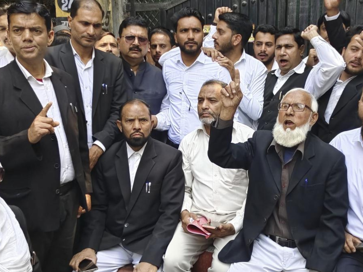 संभल में वकीलों का प्रदर्शन जारी संभल में वकीलों का प्रदर्शन जारी