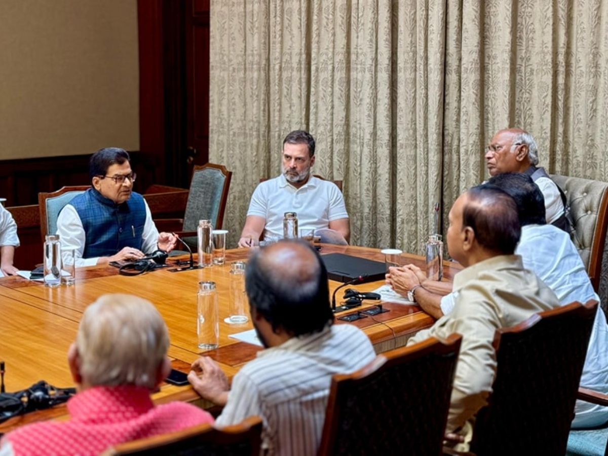 बैठक में कांग्रेस नेता और विपक्षी दल बैठक में कांग्रेस नेता और विपक्षी दल