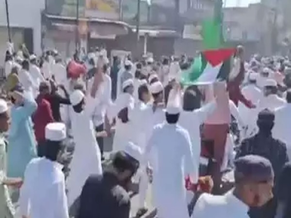 UP: ईद के जुलूस में फिलिस्तीन का झंडा लहराने पर बवाल, 60 पर केस दर्ज, 5 गिरफ्तार