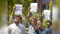 JMI के छात्रों का वक्फ विधेयक के खिलाफ प्रदर्शन, मौके पर जलाई विधेयक की कॉपी