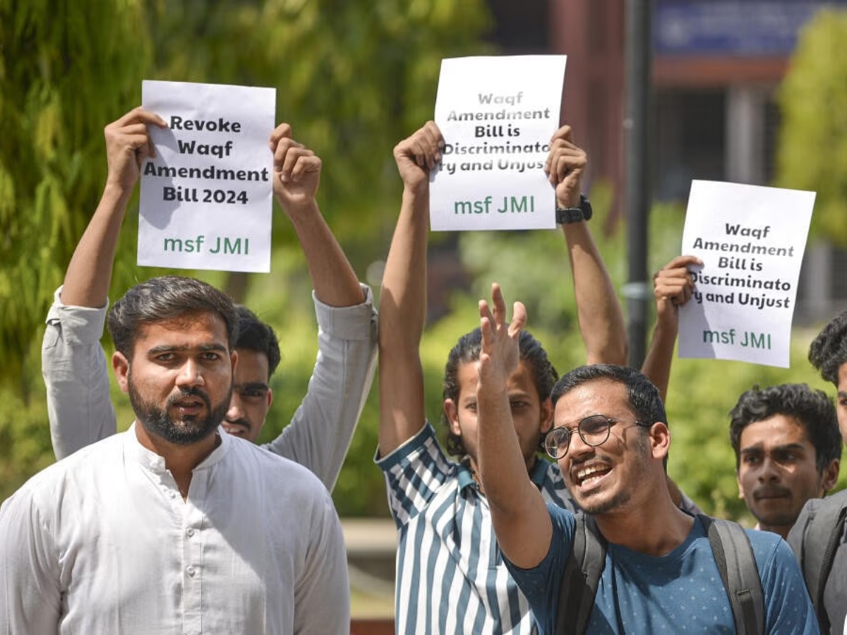 वक्फ बिल के खिलाफ प्रदर्शन करते छात्र वक्फ बिल के खिलाफ प्रदर्शन करते छात्र