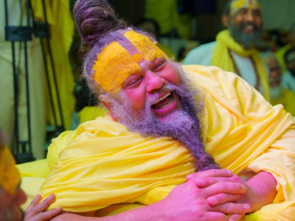 Badshah meets Swami Premanand Ji : बॉलीवुड रैपर बादशाह पहुँचे वृंदावन, संत प्रेमानंद के चरणों में बैठे शांत मुद्रा में , वीडियो सोशल मीडिया पर वायरल