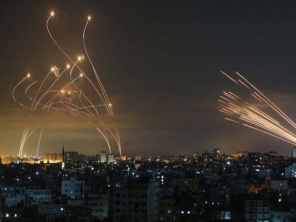 Hamas ने इजराइल पर की रॉकेट की बौछार, एक सीधा शहर में जा गिरा