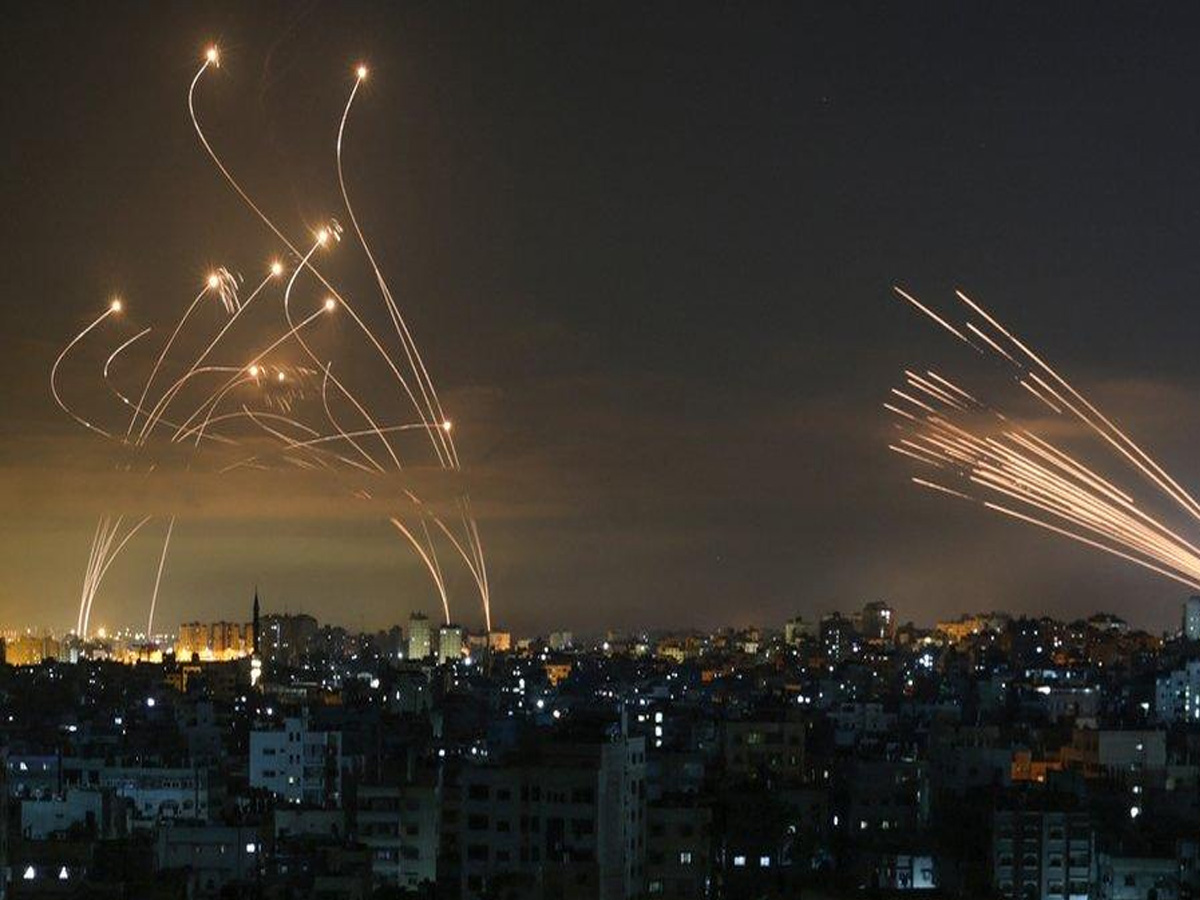 Hamas ने इजराइल पर की रॉकेट की बौछार, एक सीधा शहर में जा गिरा Hamas ने इजराइल पर की रॉकेट की बौछार, एक सीधा शहर में जा गिरा