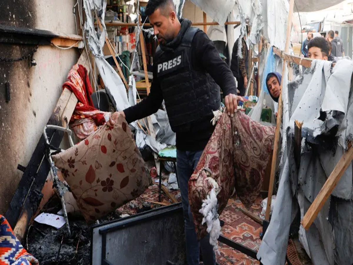 Gaza में इज़रायली हमले से मचा हाहाकार, अस्पतालों के बाहर बमबारी; पत्रकार समेत सैकड़ों की मौत Gaza में इज़रायली हमले से मचा हाहाकार, अस्पतालों के बाहर बमबारी; पत्रकार समेत सैकड़ों की मौत