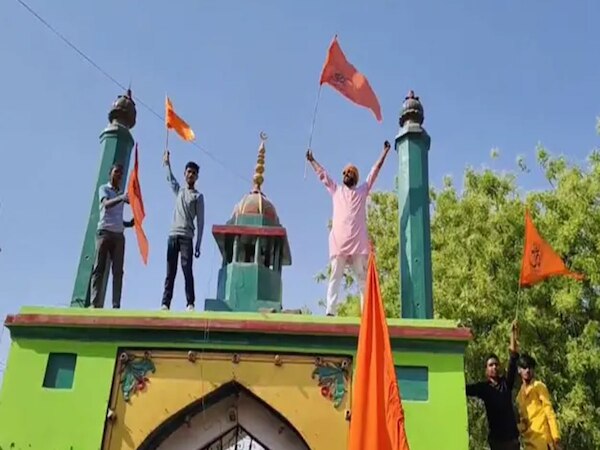 Prayagraj: दरगाह पर भगवा झंडा लहराना पड़ा महंगा, आरोपी को खानी पड़ी जेल की हवा