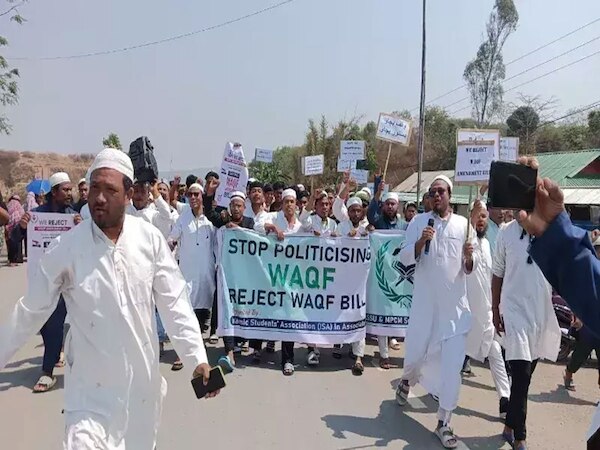 वक्फ एक्ट के खिलाफ मणपुर में क्यों हो रहा है प्रोटेस्ट, इम्फाल में उमड़ी लोगों की भीड़