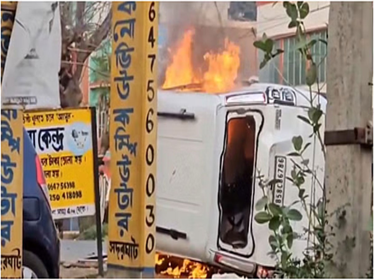 मुर्शिदाबाद में वक्फ बिल को लेकर फूटा गुस्सा, प्रदर्शनकारियों ने जमकर मचाया उत्पात मुर्शिदाबाद में वक्फ बिल को लेकर फूटा गुस्सा, प्रदर्शनकारियों ने जमकर मचाया उत्पात