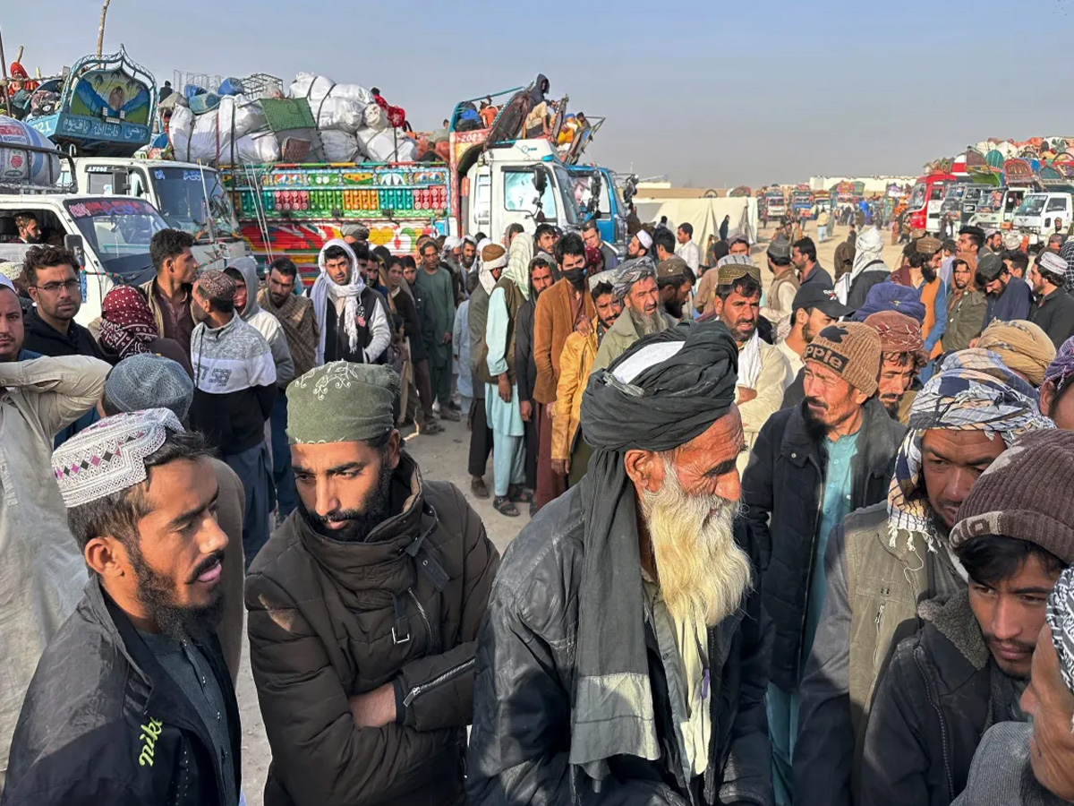 Pakistan: अफगानों को जबरदस्ती निकाल रहा है पाक, 11,371 को किया डिपोर्ट Pakistan: अफगानों को जबरदस्ती निकाल रहा है पाक, 11,371 को किया डिपोर्ट