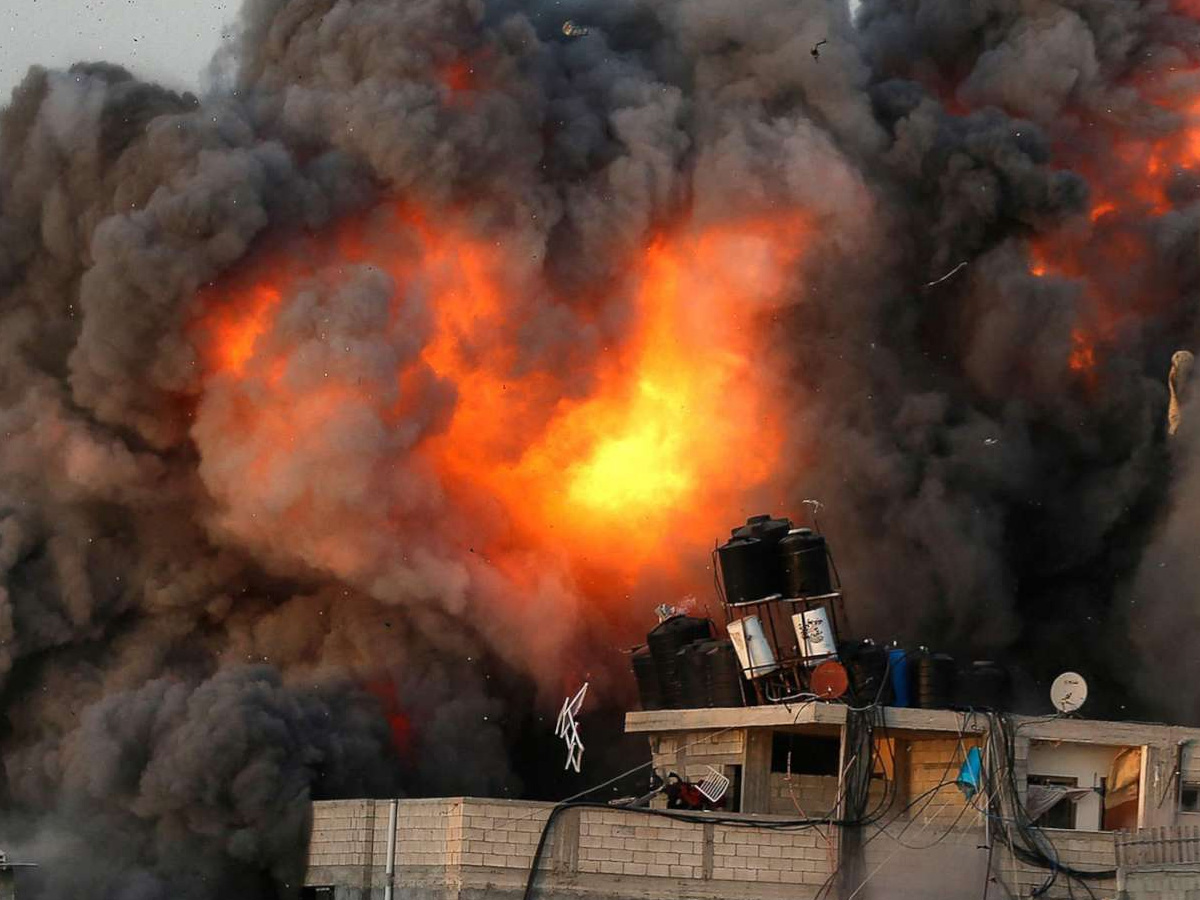 Gaza Update: एक शख्स को मारने के लिए ले ली 23 की जान; 8 बच्चे शामिल Gaza Update: एक शख्स को मारने के लिए ले ली 23 की जान; 8 बच्चे शामिल