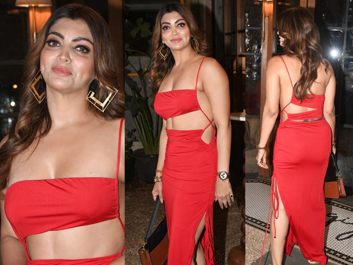 bigg boss fame akanksha puri brutally trolled for her sizzling dress and  makeup see photos] | Akanksha Puri ने रेड कलर की सिजलिंग ड्रेस में मारा  पोज, ट्रोलर्स बोले- 'मेकअप की दुकान' ] |