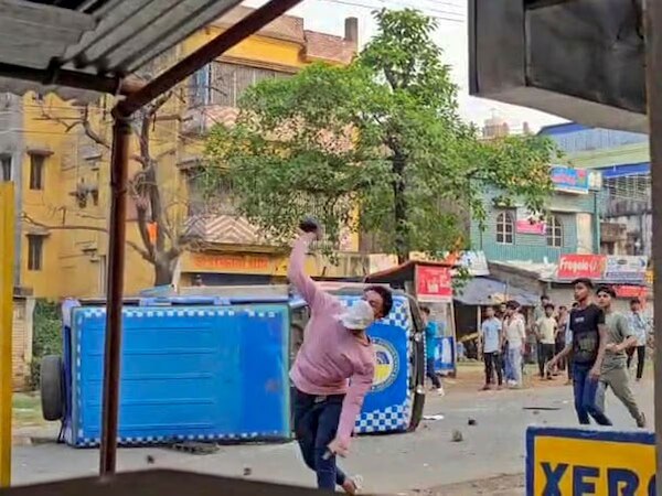 वक्फ एक्ट के खिलाफ बेकाबू हुए बंगाल के मुसलमान, जमकर काटा बवाल; मस्जिद में छुपे पुलिसवाले