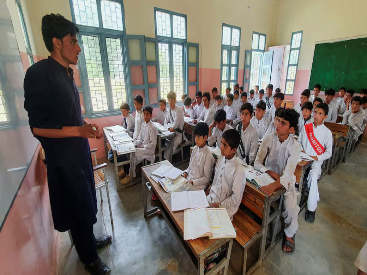 योगी की राह पर पाकिस्तान; 44 हजार टीचर का पद किया खत्म ! योगी की राह पर पाकिस्तान; 44 हजार टीचर का पद किया खत्म !