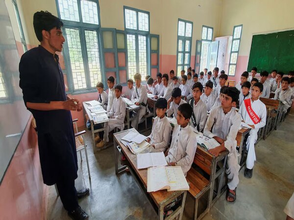 योगी की राह पर पाकिस्तान;  44  हजार टीचर का पद किया खत्म !