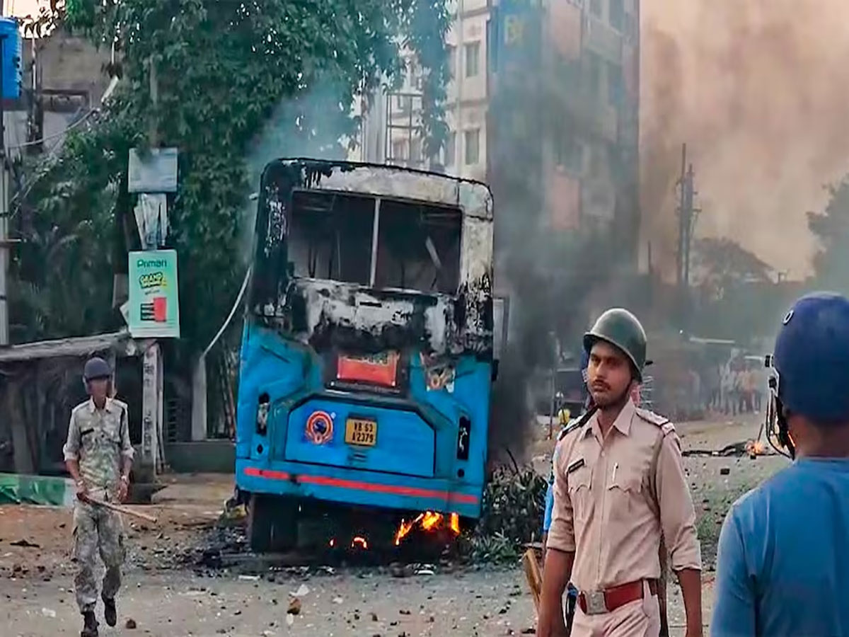 Murshidabad Violence पर पुलिस का एक्शन, 12 और प्रदर्शनकारी गिरफ्तार Murshidabad Violence पर पुलिस का एक्शन, 12 और प्रदर्शनकारी गिरफ्तार