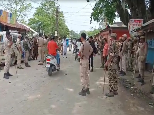 Assam में वक्फ के खिलाफ प्रदर्शन हुआ हिंसक, खूब हुई पत्थरबाजी, पुलिस ने किया लाठीचार्ज