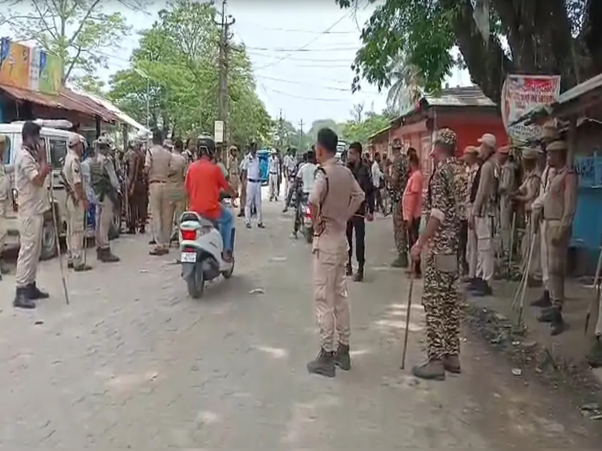 Assam में वक्फ के खिलाफ प्रदर्शन हुआ हिंसक, खूब हुई पत्थरबाजी, पुलिस ने किया लाठीचार्ज Assam में वक्फ के खिलाफ प्रदर्शन हुआ हिंसक, खूब हुई पत्थरबाजी, पुलिस ने किया लाठीचार्ज