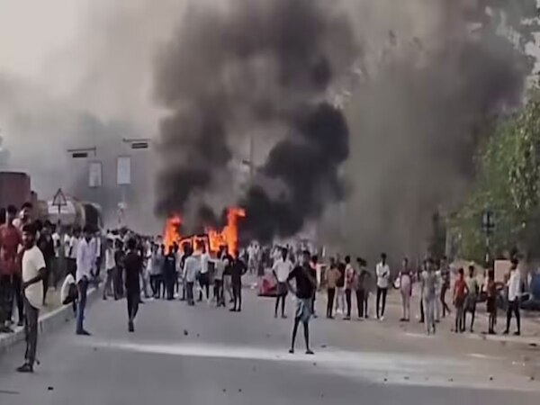  बंगाल में वक्फ एक्ट के नाम पर फिर भड़की हिंसा, ISF समर्थकों ने  काटा बवाल; फूंक दी कई गाड़ियों