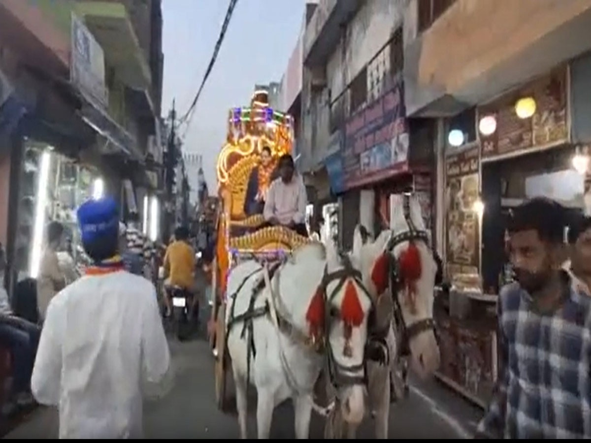 संभल: नमाज़ के लिए 20 मिनट तक रोकी अंबेडकर जयंती की शोभा यात्रा; नमाज़ियों ने बरसाए फूल