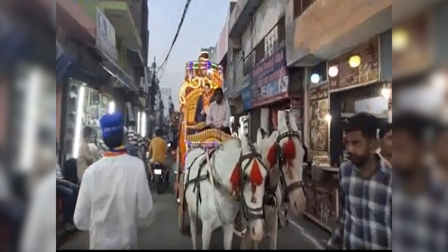  संभल: नमाज़ के लिए 20 मिनट तक रोकी अंबेडकर जयंती की शोभा यात्रा; नमाज़ियों ने बरसाए फूल