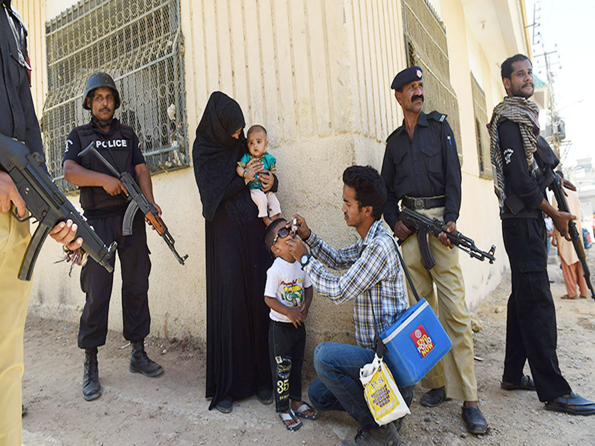 गजब! पाक में WHO के लोग कर रहे थे नेक काम, बंदूक की नोक पर किया अपरहण गजब! पाक में WHO के लोग कर रहे थे नेक काम, बंदूक की नोक पर किया अपरहण