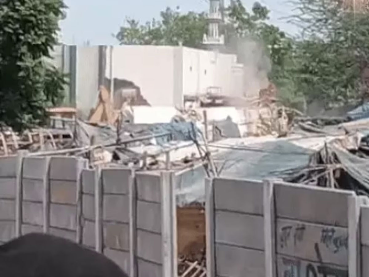 Faridabad: तोड़ दी गई 50 साल पुरानी मस्जिद; फाइलों में सहम कर बैठा रह गया सुप्रीम कोर्ट का आदेश Faridabad: तोड़ दी गई 50 साल पुरानी मस्जिद; फाइलों में सहम कर बैठा रह गया सुप्रीम कोर्ट का आदेश