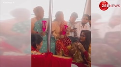 सर सॉरी, सर सॉरी...मेट्रो में ढोल-मंजीरा बजाकर भजन कीर्तन करने लगी महिलाएं, CISF ने लगाई फटकार; VIDEO