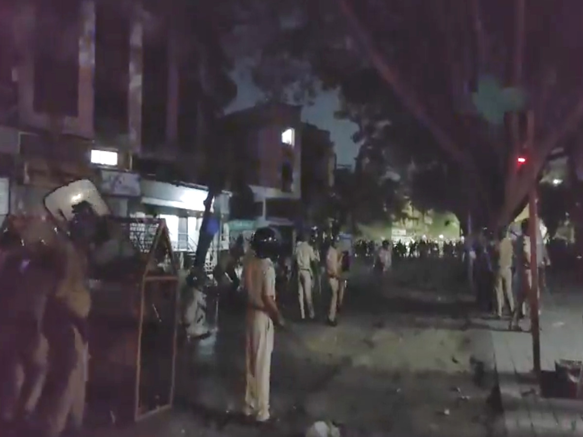 Nashik में दरगाह हटाने पर विवाद, पुलिस पर पथराव; हालात संजीदा Nashik में दरगाह हटाने पर विवाद, पुलिस पर पथराव; हालात संजीदा