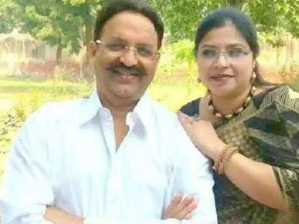 एक मुस्लिम सांसद की हत्या, दूसरे की जेल में संदिग्ध मौत; फरार पत्नियों पर पुलिस ने रखा इनाम एक मुस्लिम सांसद की हत्या, दूसरे की जेल में संदिग्ध मौत; फरार पत्नियों पर पुलिस ने रखा इनाम