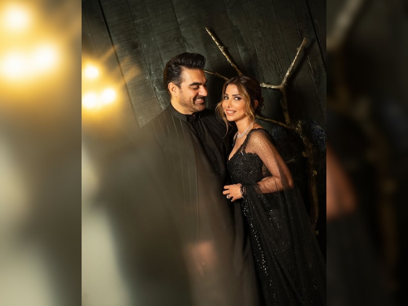 मेटरनिटी क्लिनिक के बाहर किया स्पॉट