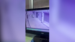 Loot Video: सड़क पर रोका और दिनदहाड़े बुजुर्ग की जेब से नोट उड़ा ले गए युवक 