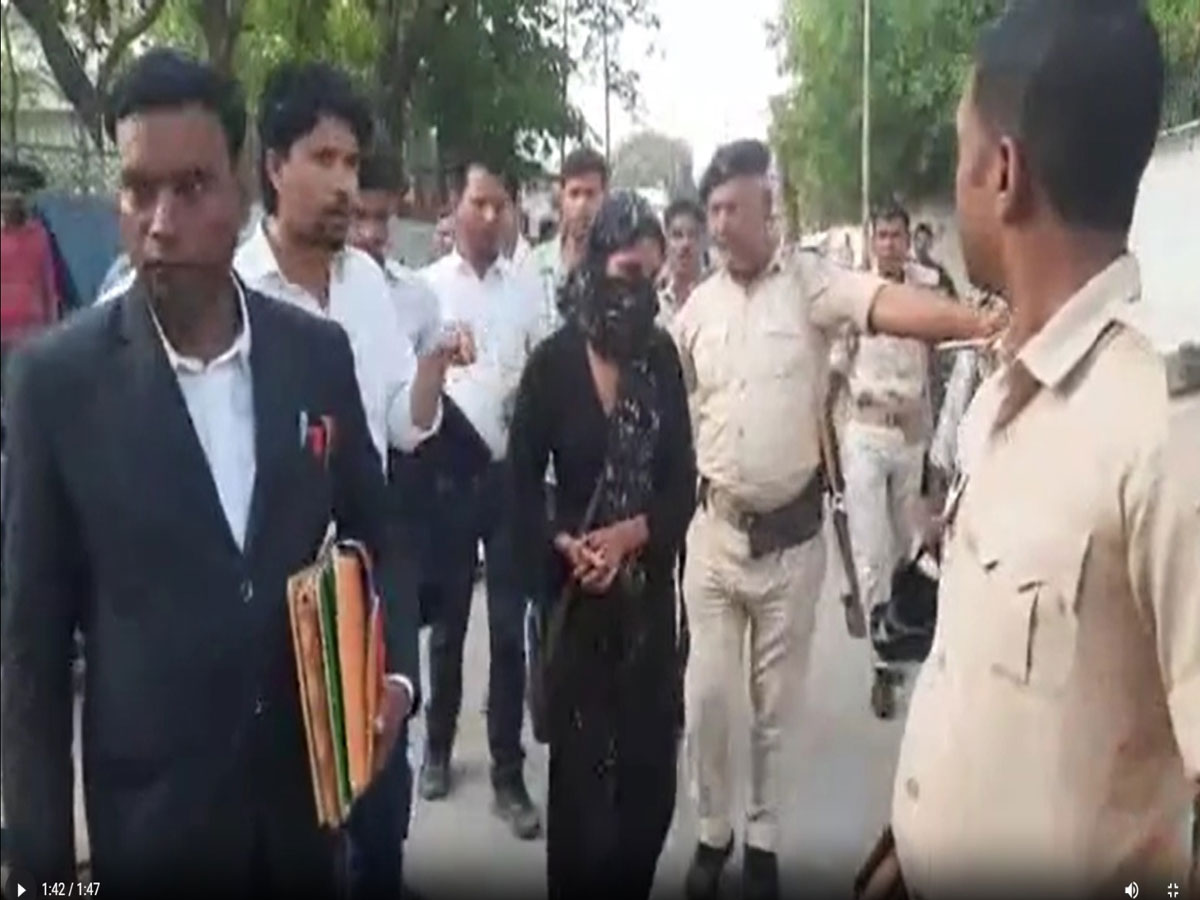 Muzaffarpur: मुस्लिम लड़के से शादी करने के लिए बुर्का पहनकर कोर्ट पहुंची लड़की, वकीलों ने कर दिया हंगामा Muzaffarpur: मुस्लिम लड़के से शादी करने के लिए बुर्का पहनकर कोर्ट पहुंची लड़की, वकीलों ने कर दिया हंगामा