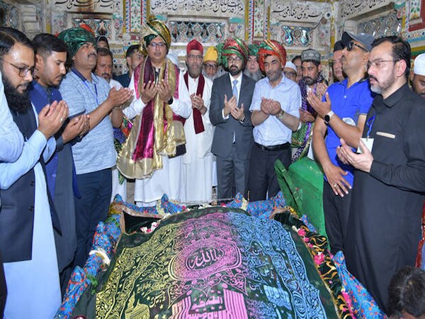 Pakistan: अमीर खुसरो की बरसी पर पाक से भारत आए 178 ज़ायरीन, पेश की चादर