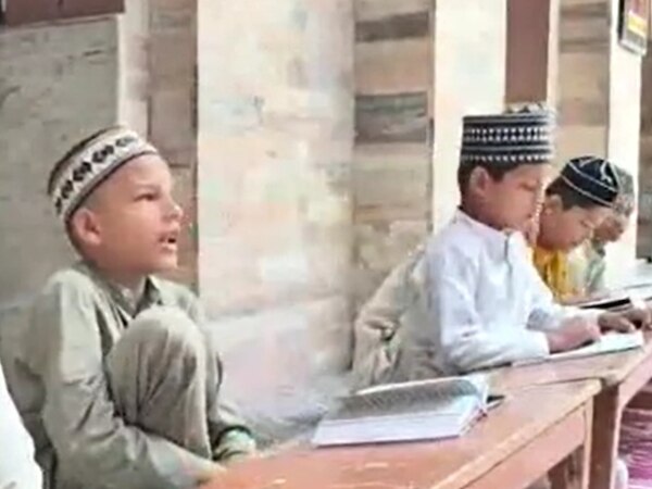 कानपुर मदरसा संचालकों ने की मान्यता सरेंडर