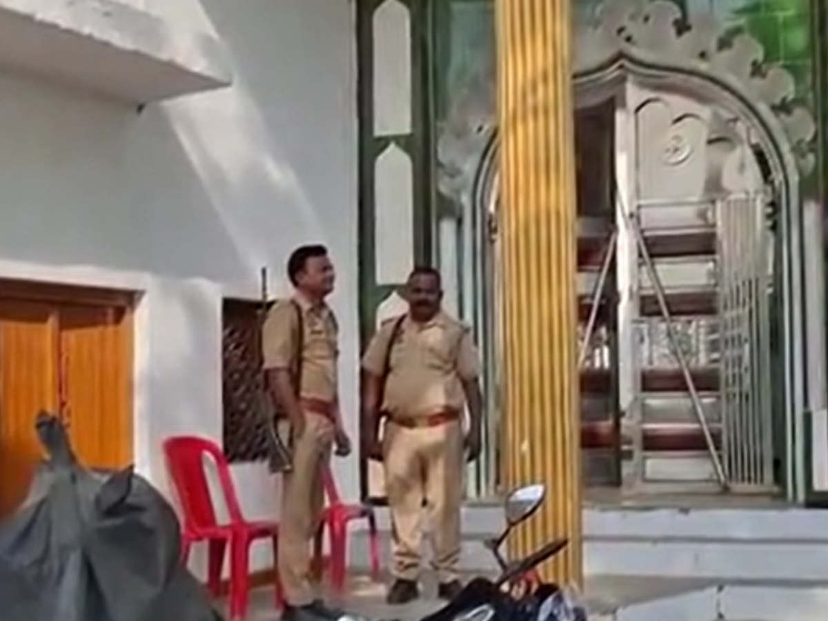हिंसा के बाद मस्जिद पर तैनात पुलिस बल हिंसा के बाद मस्जिद पर तैनात पुलिस बल