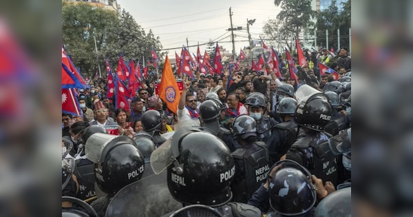 'हिंदू राष्ट्र' बनने की राह पर निकल पड़ा नेपाल, राजशाही की मांग को लेकर सड़कों पर कूच!