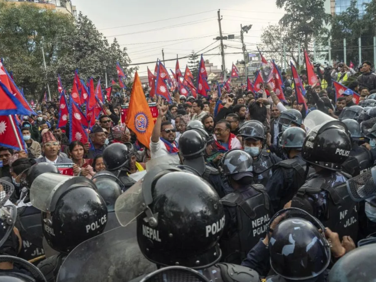 'हिंदू राष्ट्र' बनने की राह पर निकल पड़ा नेपाल, राजशाही की मांग को लेकर सड़कों पर कूच!