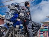 सेल्फ के सहारे बाइक